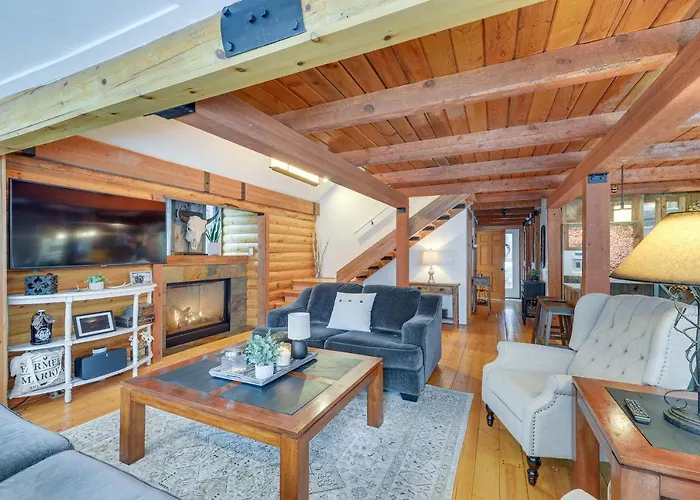 Holiday home Dreamy W/ Hot Tub, Fireplace & More! *