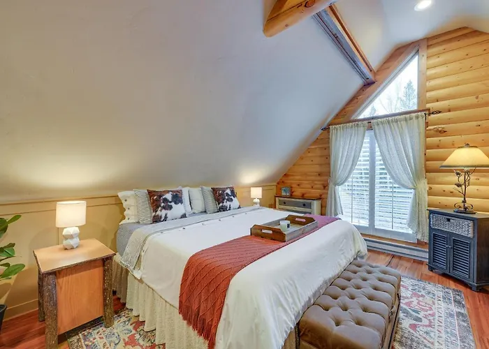 Holiday home Dreamy W/ Hot Tub, Fireplace & More!