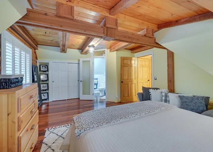 Holiday home Dreamy W/ Hot Tub, Fireplace & More! *