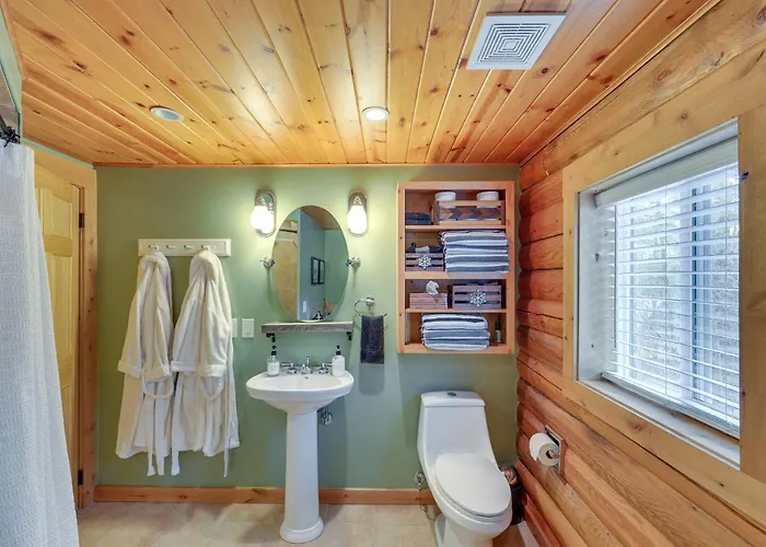 Dreamy W/ Hot Tub, Fireplace & More! Holiday home *