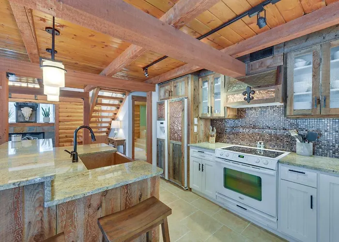 Holiday home Dreamy W/ Hot Tub, Fireplace & More! *