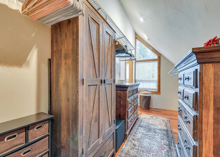 Dreamy W/ Hot Tub, Fireplace & More!
