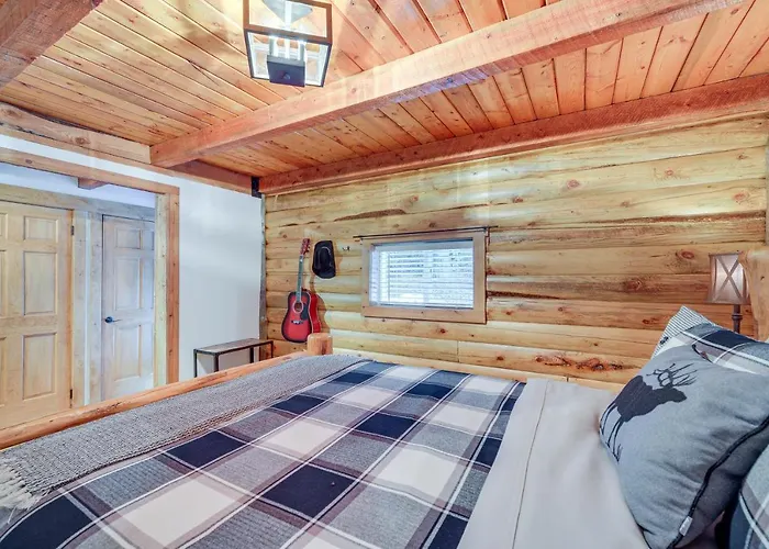 Holiday home Dreamy W/ Hot Tub, Fireplace & More!