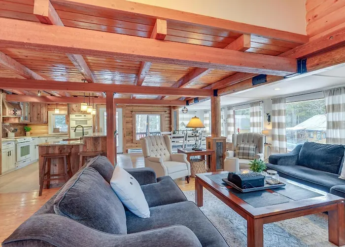 Holiday home Dreamy W/ Hot Tub, Fireplace & More! *