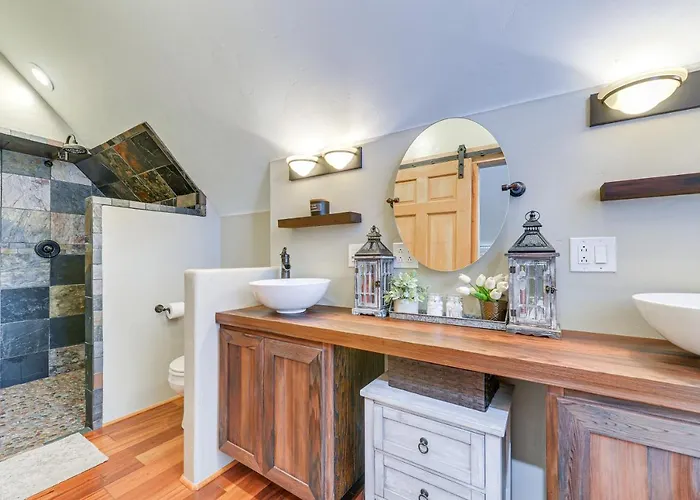 Dreamy W/ Hot Tub, Fireplace & More! Holiday home