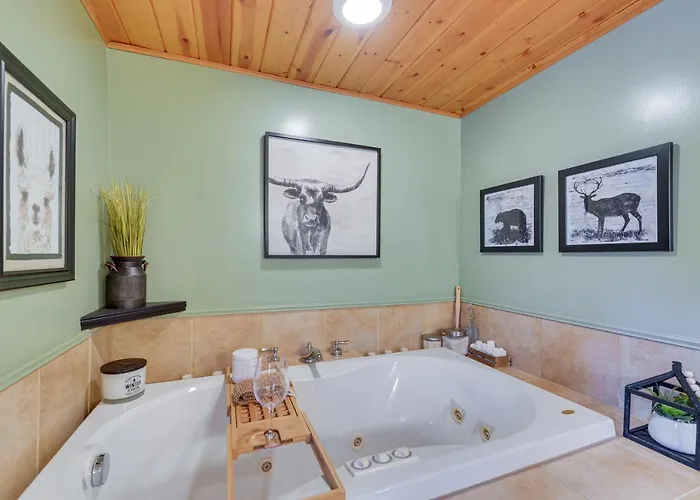 Dreamy W/ Hot Tub, Fireplace & More! Holiday home *