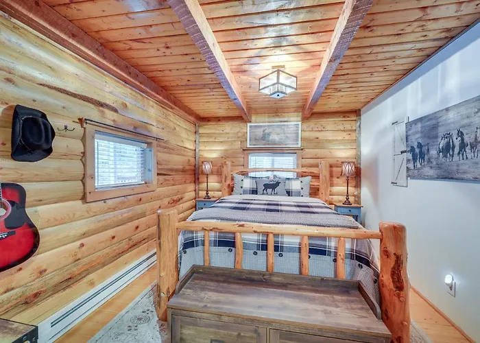 Dreamy W/ Hot Tub, Fireplace & More! Holiday home