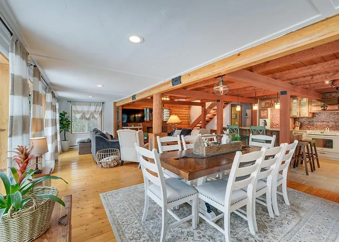 Holiday home Dreamy W/ Hot Tub, Fireplace & More!